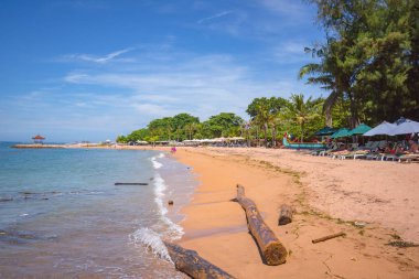 Plaj şezlong ve iki büyük ahşap ile su, Sanur, Bali, Endonezya, 21 Nisan 2018 kaydeder.