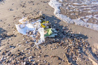 Bir plastik şişe ve diğer çöpleri kum, bir portre bir kirli Beach, Vejle, Danimarka, 6 Haziran 2018 dalgalar tarafından yıkanmış üzerinde