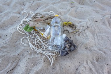 Bir plastik şişe ve diğer çöp kum, bir kirli Beach, Vejle, Danimarka, 6 Haziran 2018 bir portre üzerinde