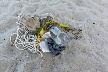 Bir plastik şişe ve diğer çöpleri kum, bir kirli Beach, Vejle, Danimarka, 6 Haziran 2018 bir portre üzerinde
