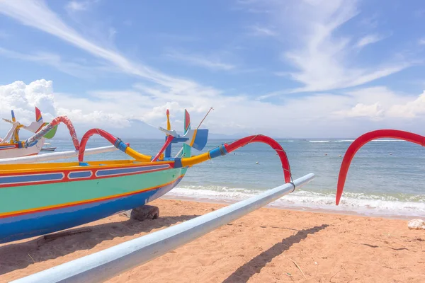 Kırmızı ve mavi tekne önünde turkuaz okyanus Bali bir plajda Sanur, Bali, Endonezya, 21 Nisan 2018