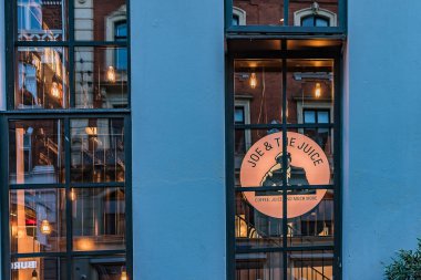 Kahve dükkanı gece Windows yansımaları Joe ve suyu Kopenhag, 6 Eylül 2018