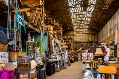 Büyük bir depo, Kopenhag, Danimarka, 6 Ekim 2018 Retro seconhand nesneleri