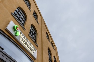 sparekassen sjaelland işareti mavi gökyüzüne zamanla twilight Frederikssund, Danimarka, Ekim 6, 2018 sarı duvara