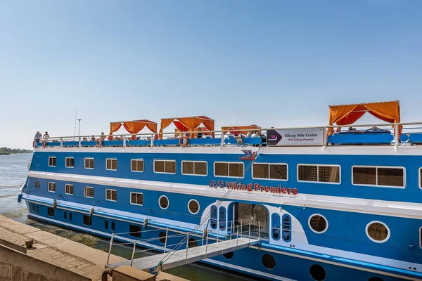 Un crucero se encuentra junto al muelle en el río Nilo — Foto de Stock
