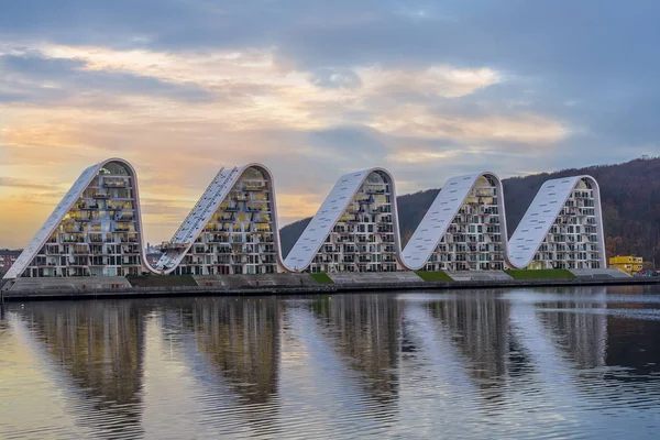 Danimarka modern ev tasarımı, sabah ışığında beş watwerfront dalgası denize yansıyor, Vejle, Danimarka, 15 Kasım 2018