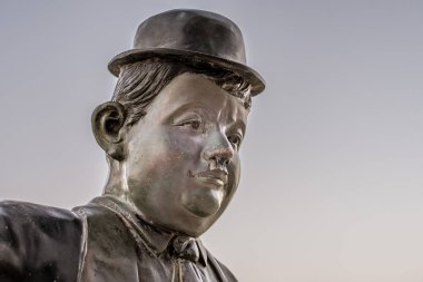 Mavi gökyüzü karşı Melon şapkalı ünlü aktör Oliver Hardy bronz heykeli. Şarm el Şeyh, Mısır, 1 Kasım 2018