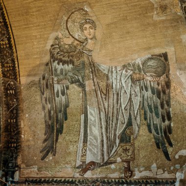 Elinde bir küre, Istanbul, Türkiye, 8 Ekim 2013 tüyler, cebrail Ayasofya apsis giyinmiş