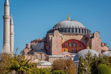 Ayasofya cephesi ve mavi gökyüzüne karşı kubbesi, İstanbul, Türkiye, 9 Ekim 2013