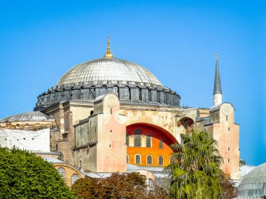 Ayasofya cephesi ve mavi gökyüzüne karşı kubbesi, İstanbul, Türkiye, 9 Ekim 2013