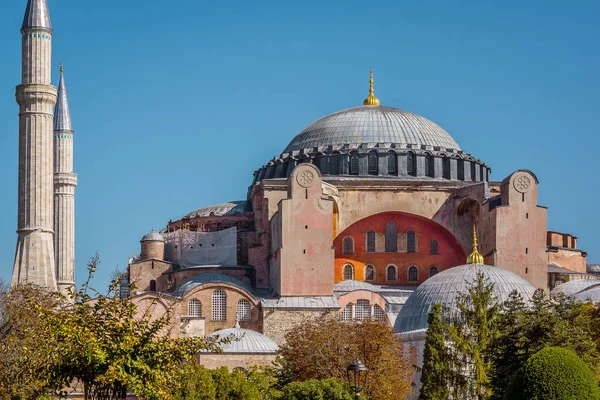Ayasofya cephesi ve mavi gökyüzüne karşı kubbesi, İstanbul, Türkiye, 9 Ekim 2013