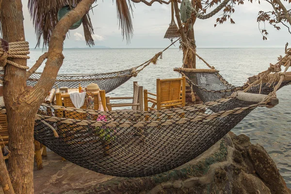 Hamacs Suspendus Dessus Une Falaise Dans Restaurant Thaïlandais Une Table — Photo