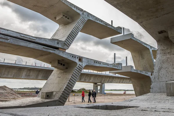 Personas Caminando Bajo Las Unidades Apiladas Del Puente Princesa María —  Fotos de Stock