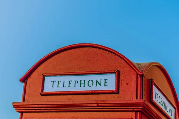 Techo Curvo Una Cabina Telefónica Roja Inglesa Contra Cielo Azul —  Fotos de Stock