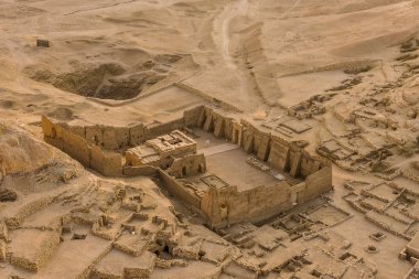Tapınak kalıntıları, köy, çalışanları, Deir El-Medine, bir görünümden bir sıcak hava balonu, Luxor, Mısır, 22 Ekim 2018