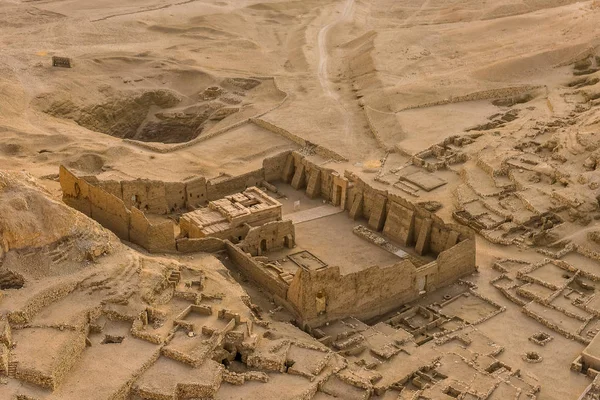 Tapınak kalıntıları, köy, çalışanları, Deir El-Medine, bir görünümden bir sıcak hava balonu, Luxor, Mısır, 22 Ekim 2018