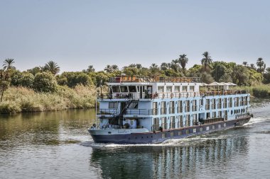 Mavi seyir gemi turists, yeşil banka, Nil, Mısır, 23 Ekim 2018 yakın Nil Nehrinde yelken için dört deste ile