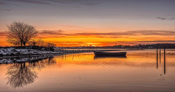 Barco Remo Amarrado Poste Refletindo Água Pôr Sol Cênico Frederikssund — Fotografia de Stock