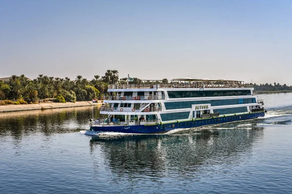 Barco Azul Con Cuatro Cubiertas Para Turistas Navegando Río Nilo — Foto de Stock