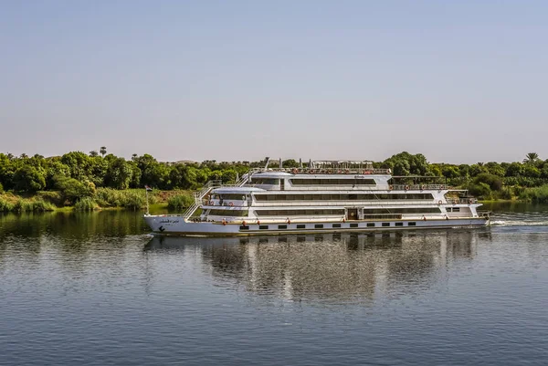 Modernes Kreuzfahrtschiff Mit Touristen Auf Dem Nil Der Nähe Des — Stockfoto