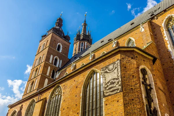 Kathedraal Krakau Tegen Blauwe Hemel Gebouwd Baksteen Met Twee Verschillende — Stockfoto