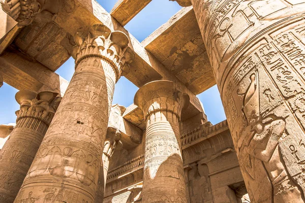 Sütunlar, Tapınak, Kom Ombo, hiyeroglif süslenmiş. Mavi gökyüzü tavandan Mısır, 23 Ekim 2018 görülür