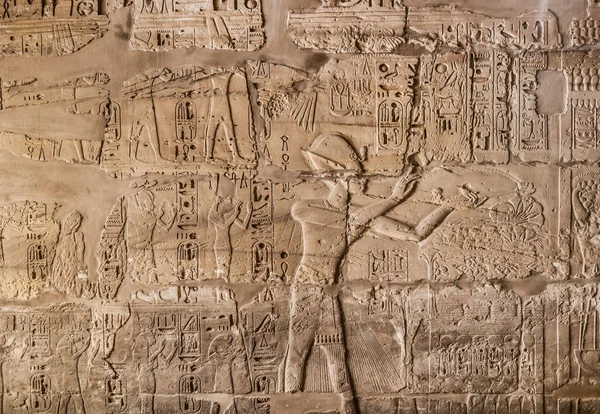 Αρχαία Αιγυπτιακά Ιερογλυφικά Και Ανάγλυφα Έναν Παλιό Πέτρινο Τοίχο Στο — Φωτογραφία Αρχείου