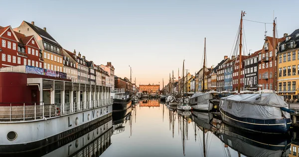 Sunrise, Kopenhag Nyhavn Harbor'da sakin su üzerinde Şubat — Stok fotoğraf
