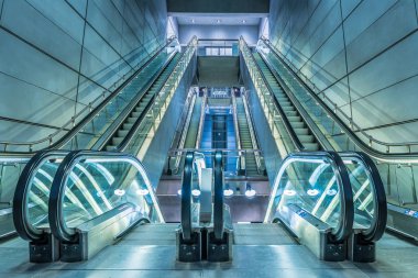 yürüyen bir metro istasyonunda, Kopenhag