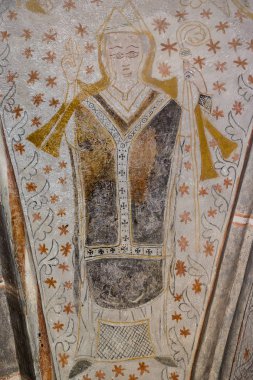 Başpiskopos sahtekar sol elinde tutar ve onun r ile kutsar