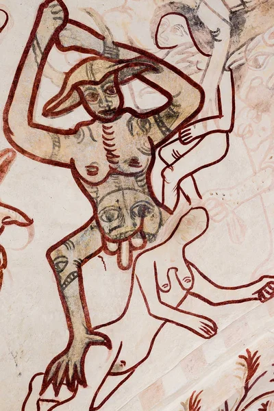 Un feo diablo sostiene a una mujer desnuda en sus garras — Foto de Stock