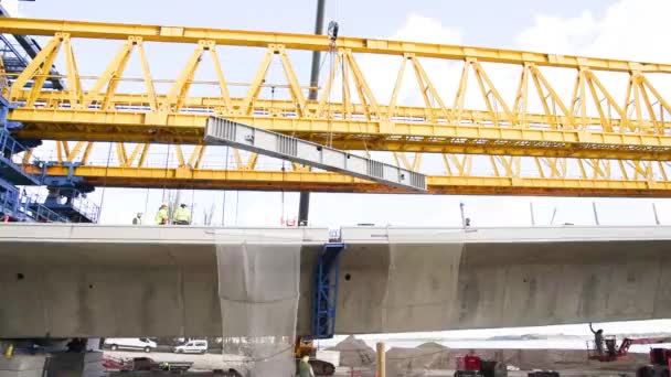 Trabalhadores Preparar Última Parte Sobre Ponte Crown Princess Mary Sobre — Vídeo de Stock