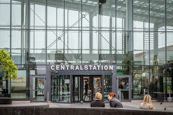 Люди, що сидять перед фасадом від Центрального вокзалу Мальме — стокове фото