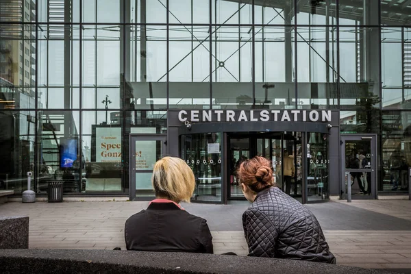 Duas pessoas sentadas num banco em frente ao centro de Malmo — Fotografia de Stock