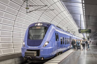 İnsanlar Ma metro istasyonu Triangeln bir tren emmek