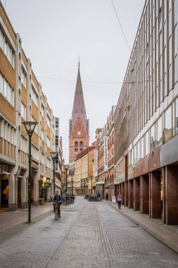 Malmoe, İsveç'te st Peters kilise ile Cityscape