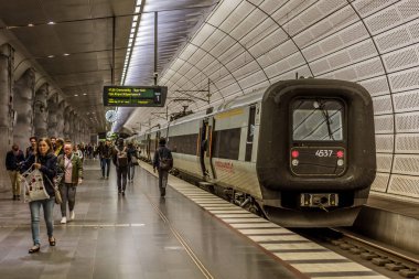 Tren Malmö Triangeln istasyonunda gelen, İsveç, Mayıs 23, 20