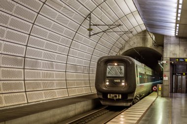 Tren Malmö Triangeln istasyonuna gelen, İsveç,  