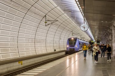 Malmö metro istasyonu Triangeln insanlar