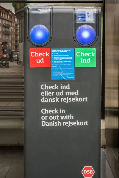 Check-in mit einer dänischen Karte auf einem Wegweiser in Malmö central stat — Stockfoto