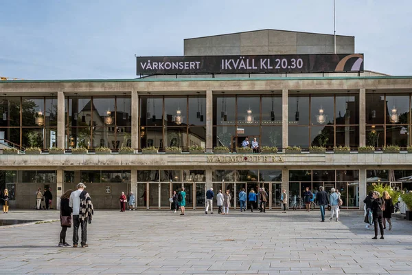 Pessoas esperando na frente do Teatro da Cidade de Malm — Fotografia de Stock