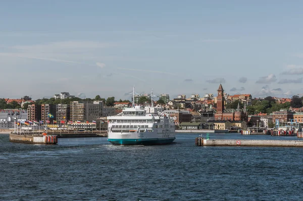 Электрический паром Forsea из Дании прибывает в порт — стоковое фото