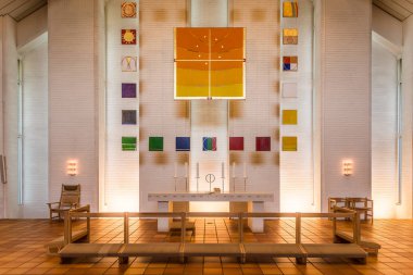 Mordrup kilise, modern bir Danimarka binasında sunak