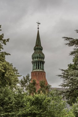 grimsi bir gökyüzüne karşı bir bakır kule