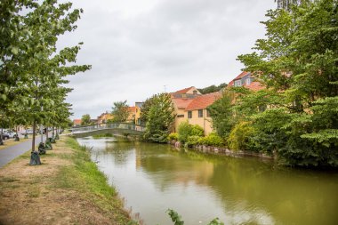 Kanal bankası ve Danimarka'da bir su yolunda bir köprü 