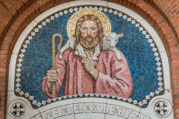 O bom pastor, um mosaico no portal de uma igreja dinamarquesa — Fotografia de Stock