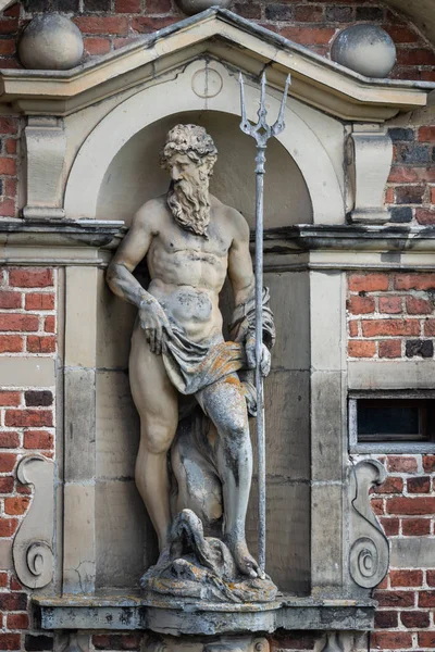 Статуя Посейдона, стоящего в нише с трезубцем у о.Посейдона — стоковое фото