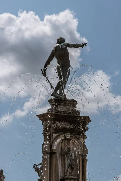 Статуя Нептуна на вершине фонтана у Фредериксборга — стоковое фото