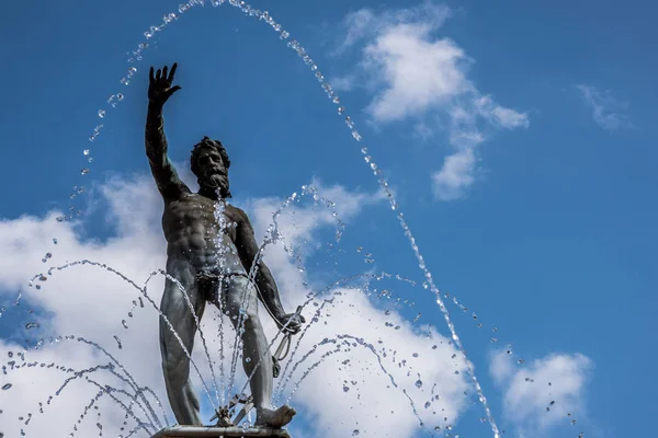 Une cascade d'eau au-dessus de Neptune au sommet d'une fontaine à Fre — Photo