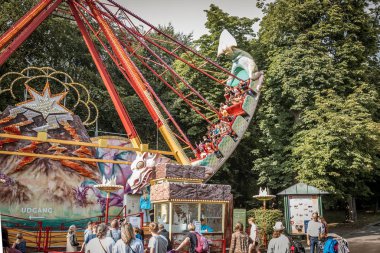 Cildren eğlence parkı Bakken bir sallanan gemide